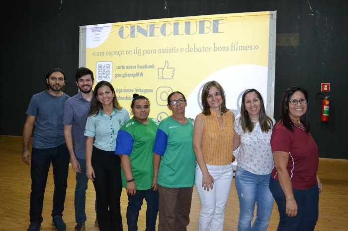 Servidores do Câmpus, representantes da Estação Reciclar, diretora Aline e professores do Col. Est. Gal Cunha Mattos